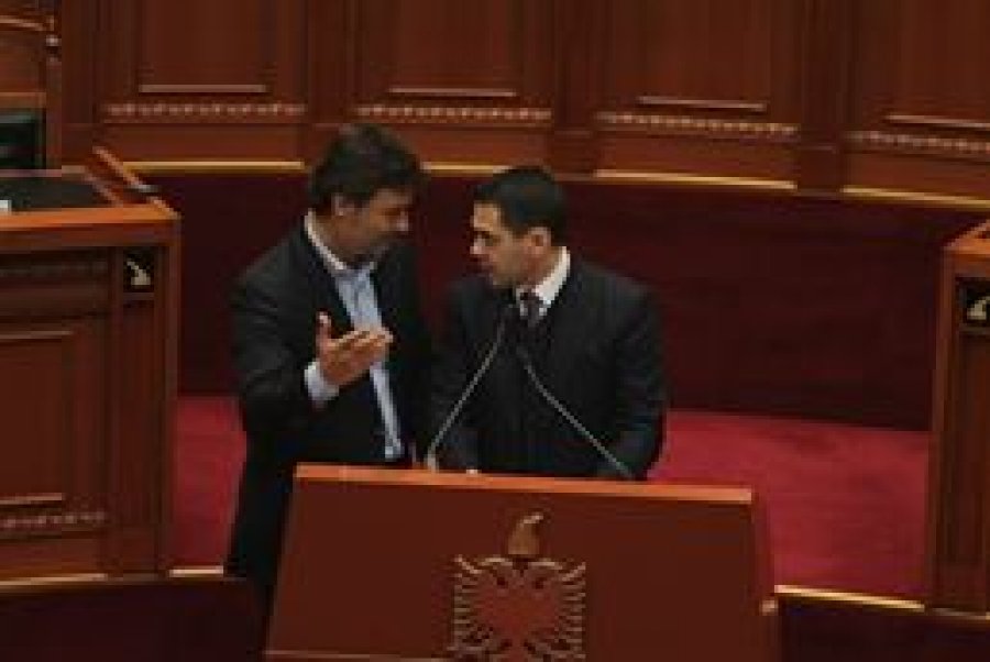 VIDEO/Alibeaj perze Arben Ahmetajn nga foltorja