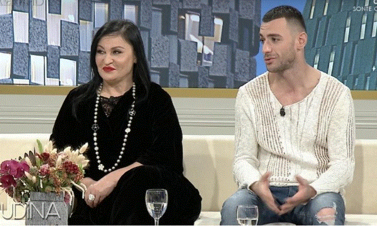 Stresi tregon nënën e tij, bashkë me Shpresën te Rudina në klan