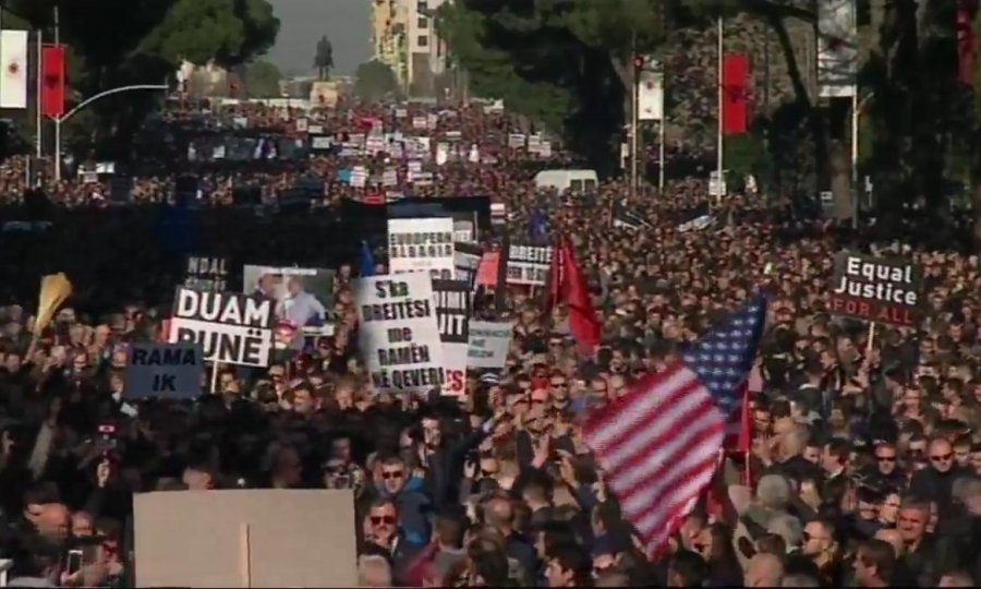 FOTO GALERI/ Protestë madhështore e opozitës, Bulevardi “pushtohet” nga mijëra protestues