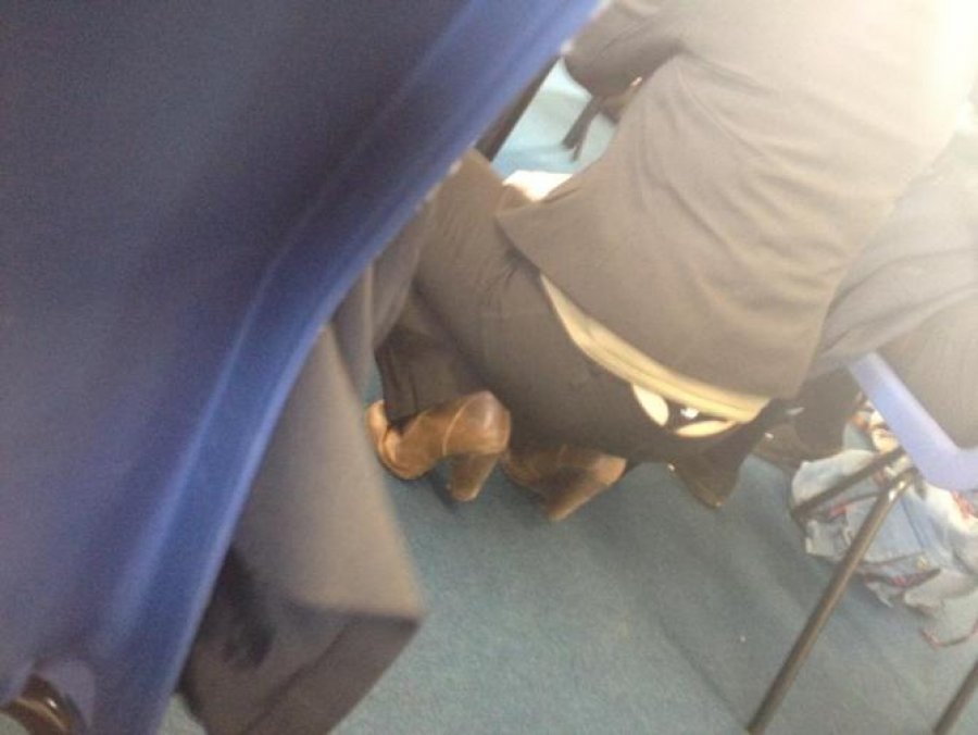 Gjimnazistët në klasë bëjnë…, shoku që lanë roje te dera “u bën gropën”