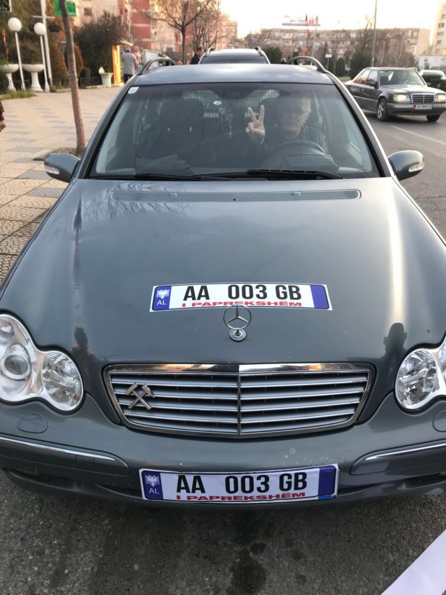FOTO GALERI/ AA 003 GB bëhet hit, protestuesit drejt Tiranës, në makina mbajnë targën e famshme
