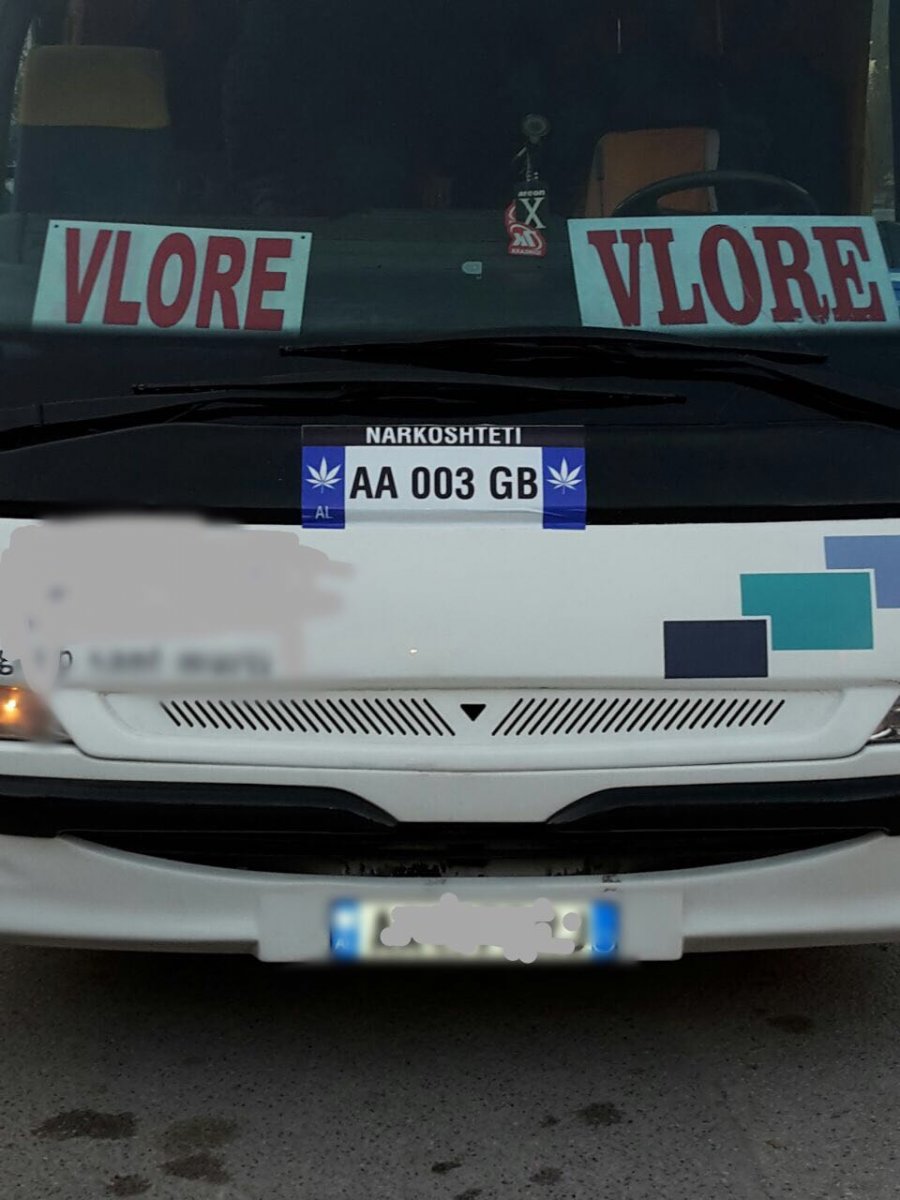 FOTO GALERI/ AA 003 GB bëhet hit, protestuesit drejt Tiranës, në makina mbajnë targën e famshme