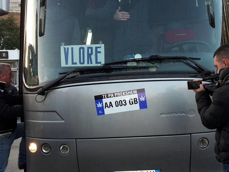 FOTO GALERI/ AA 003 GB bëhet hit, protestuesit drejt Tiranës, në makina mbajnë targën e famshme