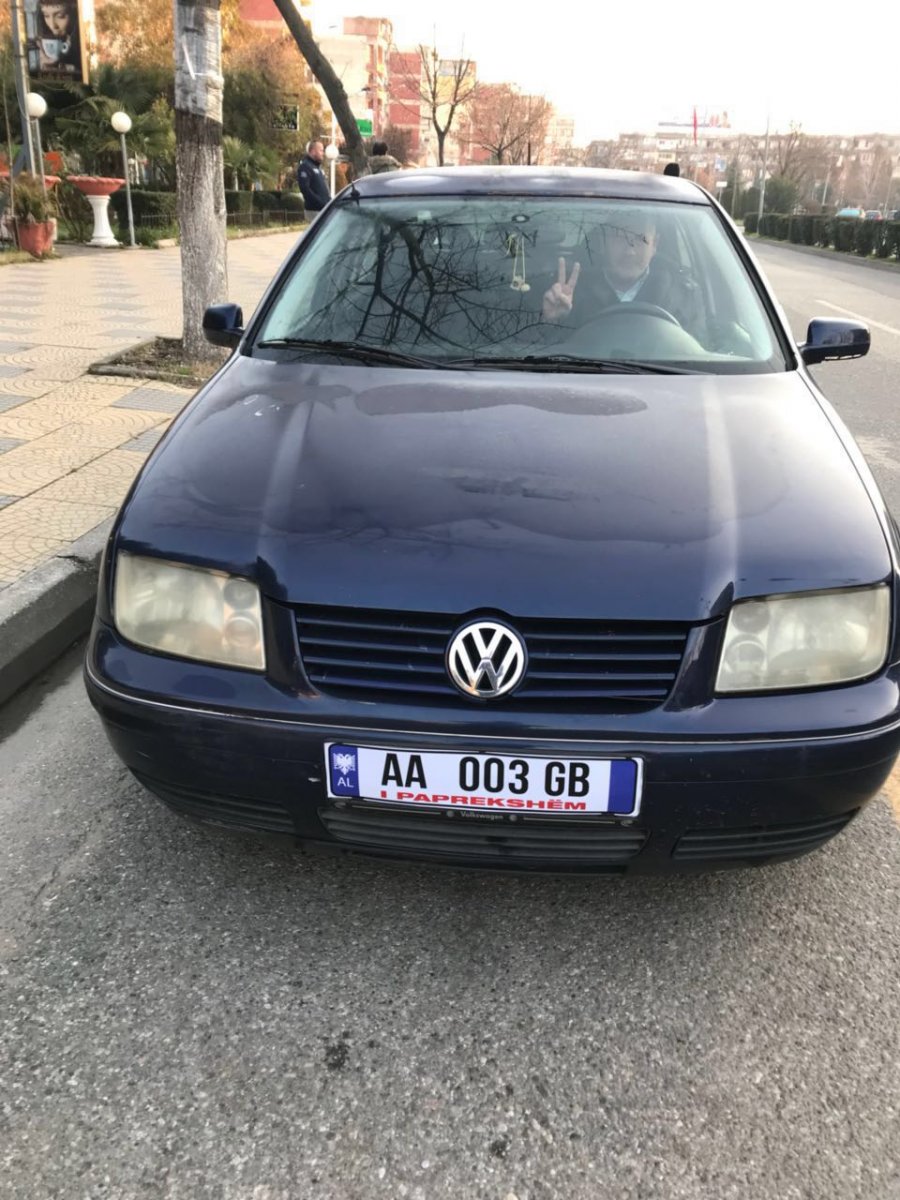 FOTO GALERI/ AA 003 GB bëhet hit, protestuesit drejt Tiranës, në makina mbajnë targën e famshme