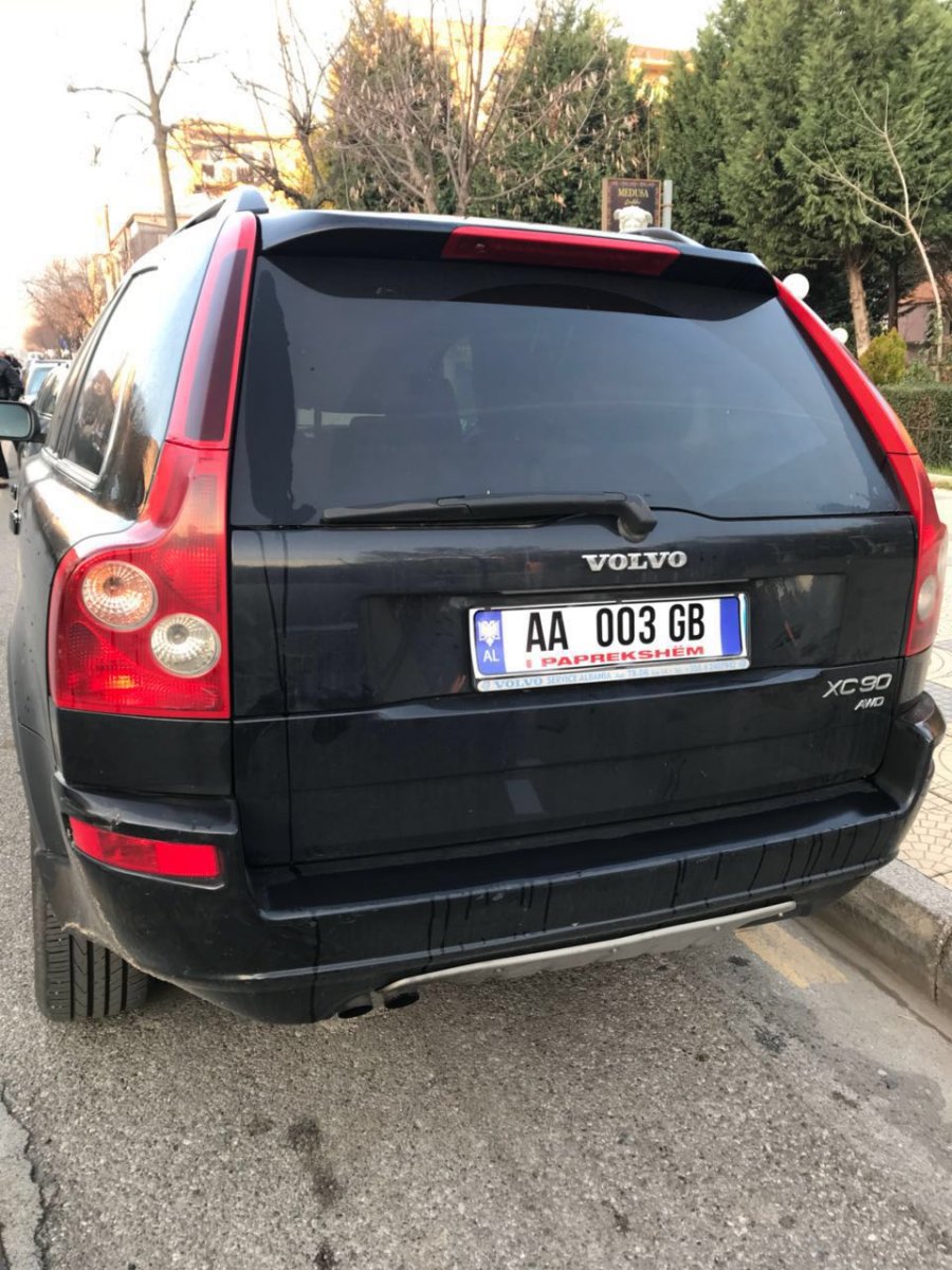 FOTO GALERI/ AA 003 GB bëhet hit, protestuesit drejt Tiranës, në makina mbajnë targën e famshme