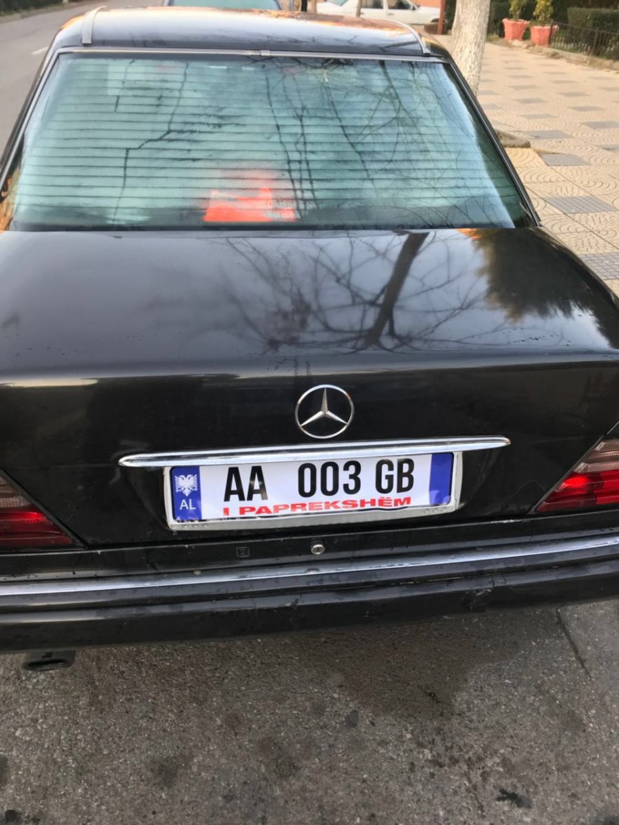 FOTO GALERI/ AA 003 GB bëhet hit, protestuesit drejt Tiranës, në makina mbajnë targën e famshme