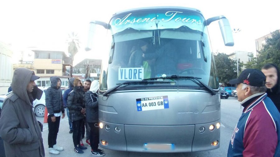 FOTO GALERI/ AA 003 GB bëhet hit, protestuesit drejt Tiranës, në makina mbajnë targën e famshme