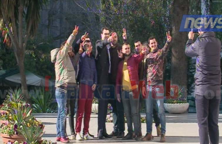 FOTO GALERI/ Lulzim Basha mbërrin në selinë e PD, familjarisht ju uron mirëseardhjen protestuesve