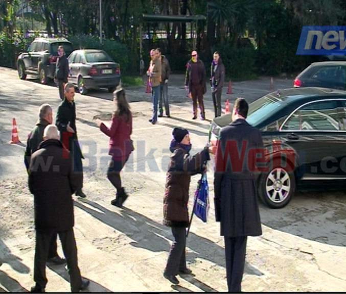 FOTO GALERI/ Lulzim Basha mbërrin në selinë e PD, familjarisht ju uron mirëseardhjen protestuesve