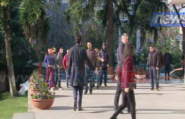FOTO GALERI/ Lulzim Basha mbërrin në selinë e PD, familjarisht ju uron mirëseardhjen protestuesve