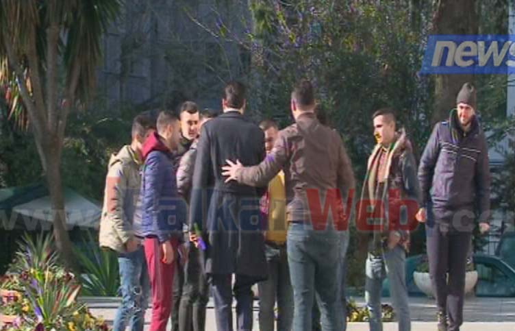 FOTO GALERI/ Lulzim Basha mbërrin në selinë e PD, familjarisht ju uron mirëseardhjen protestuesve