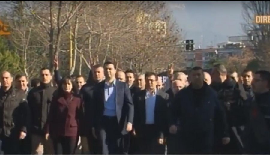 VIDEO LIVE/ Gati fillimi i protestës, Lulzim Basha mbërrin te sheshi – Ja programi i plotë, ja kush do të mbajë fjalime