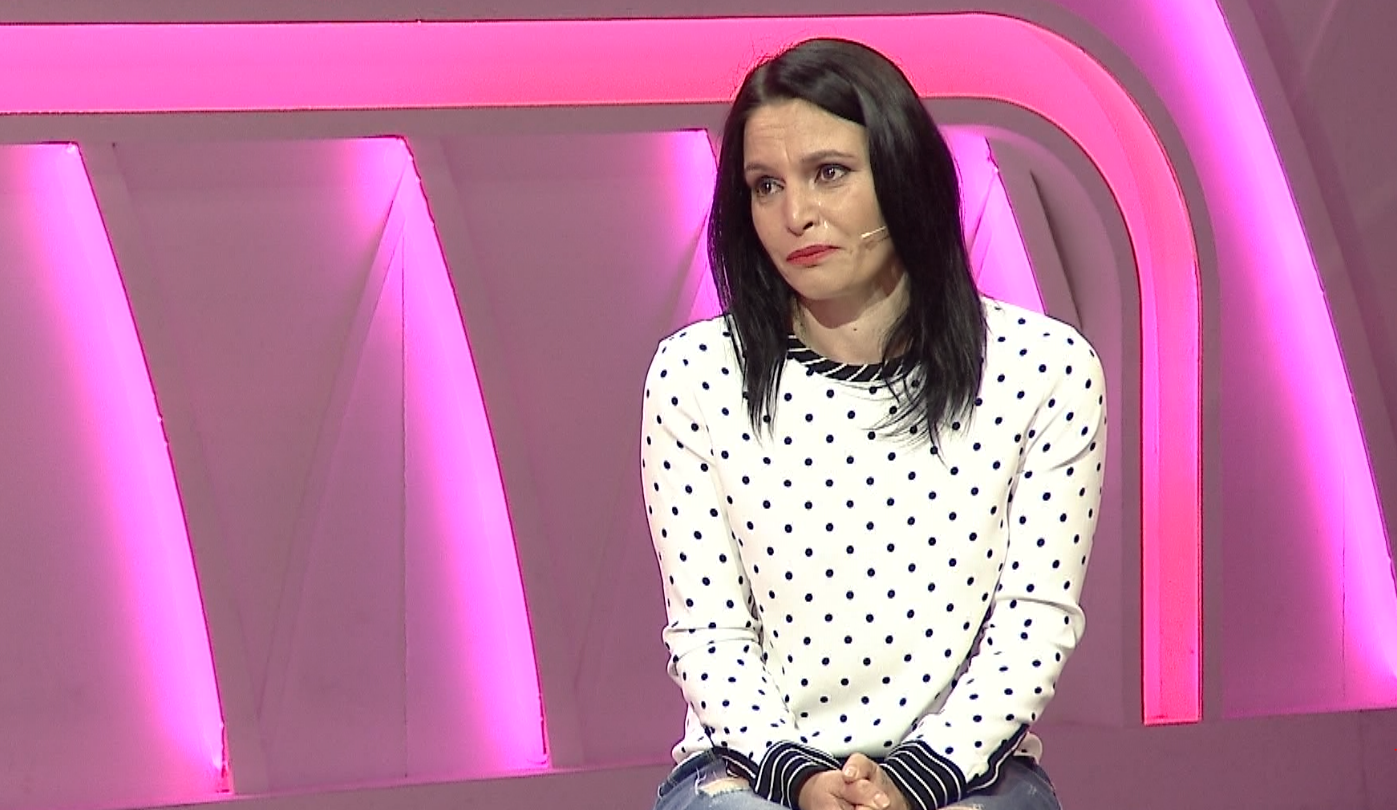 Blerina kërcimtare në një lokal nate, rrëfen ferrin që ka kaluar nga bashkëshorti dhe braktisjen nga e ëma