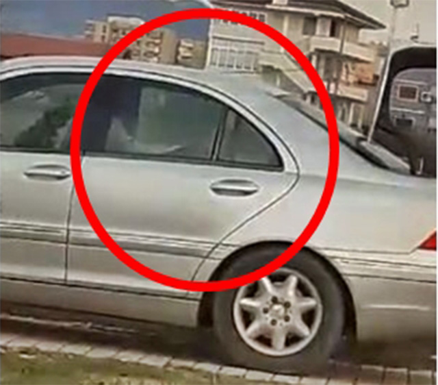 VIDEO/ Kamëz, çifti nuk përmbahet, kryen marrëdhënie në makinë në mes të ditës në mes të rrugës