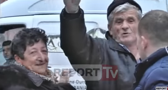 VIDEO GALERI/ Djali mbahet padrejtësisht në burg, ja çifti i të moshuarve që protestuan poshtë zyrës së Arta Markut