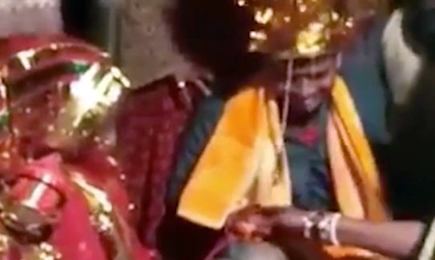 VIDEO/ E rrëmbyen, kërcënuan dhe i dhanë nuse me zor, dhëndri shpërthen në lot