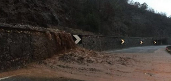 Ky aks i rëndësishëm, tani është i bllokuar në një kalim