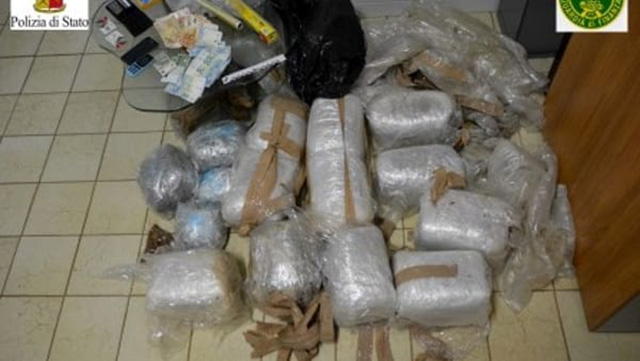 FOTO GALERI/ Itali, kapet i ri shqiptar, fshehu 30 kg drogë në pyll