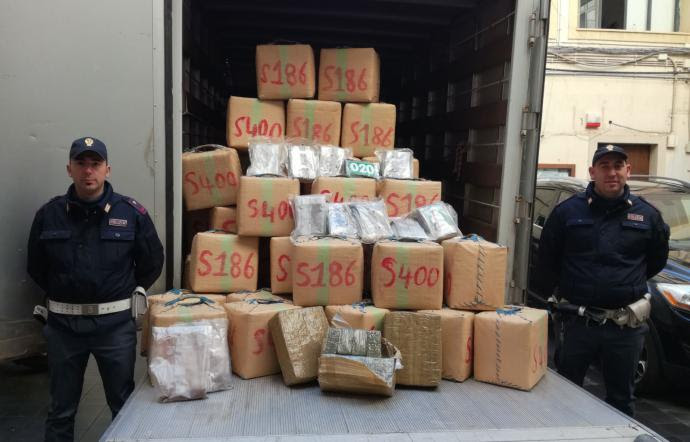 VIDEO/ Itali, Policia bllokon kanabis e kokainë në fabrikën e çimentos