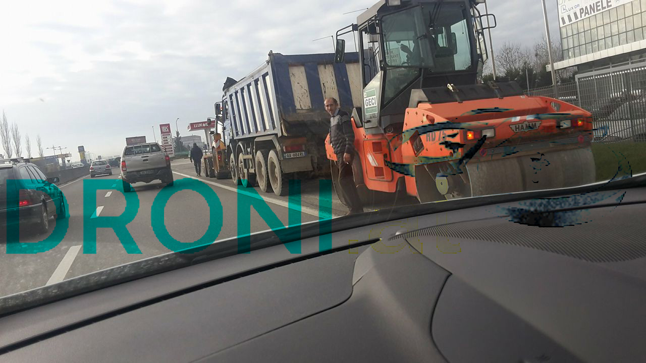 FOTO GALERI/ Trafik kilometrik në aksin Tiranë – Durrës, “Rrugët” mbushin gropat në mes të ditës