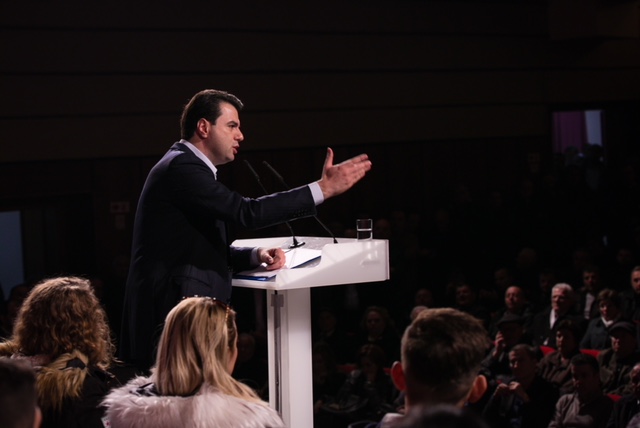 Basha ngre peshë Durrësin: Nuk ka vend për të qëndruar në mes