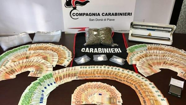 FOTO/ Itali, arrestohet shqiptari me drogë, i sekuestrohen edhe 23700 euro