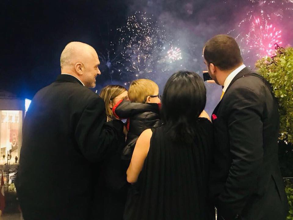 FOTO/Kryeministri Rama e kaloi vitin e ri në zonat e dritave të fikura