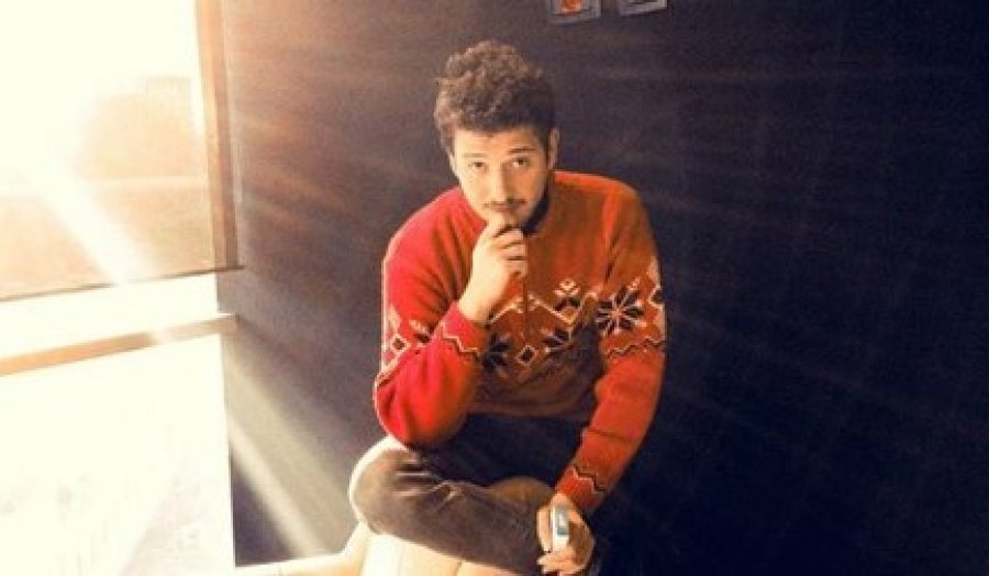 EMRI & FOTO/ Moderatorin shqiptar e kafshon qeni, por ajo që gjen te Urgjenca është ku e ku më keq se sa shprehja “të hëngshin qentë”