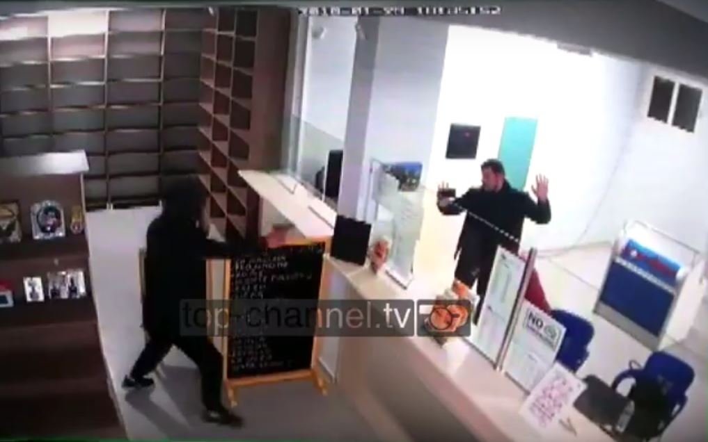 VIDEO/ Dalin pamjet, ja si ndodhi grabitje me armë në pikën e këmbimit valutor në Levan
