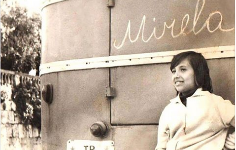 FOTOSMART/A e njihni këtë këngëtare të famshme shqiptare