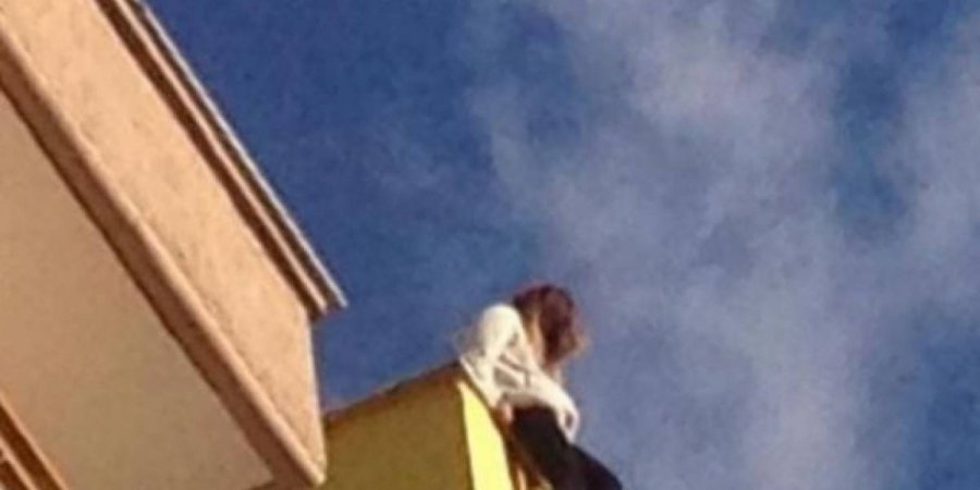 Tiranë, gruaja kërcënon se do të hidhet nga pallati