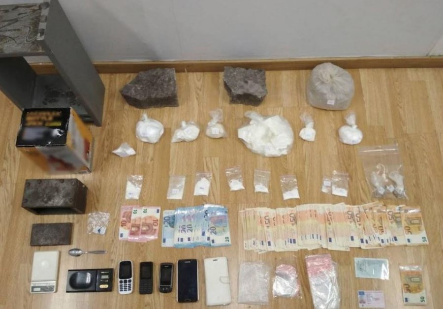 Greqi, 1.2 kg kokainë dhe heroinë në shtëpi, arrestohet shqiptari dhe mikesha e tij greke