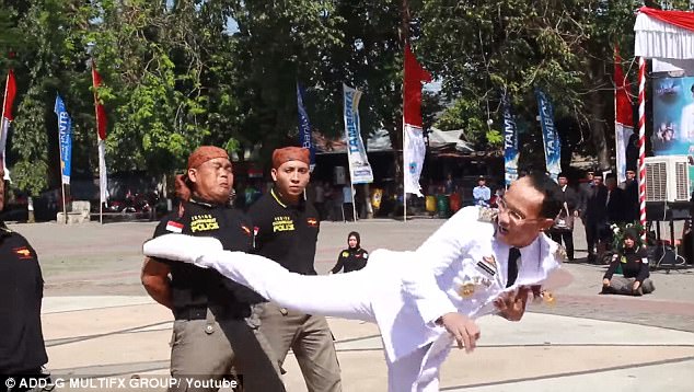 VIDEO/ Kung Fu, kryebashkiaku provon policët duke i goditur në kraharor