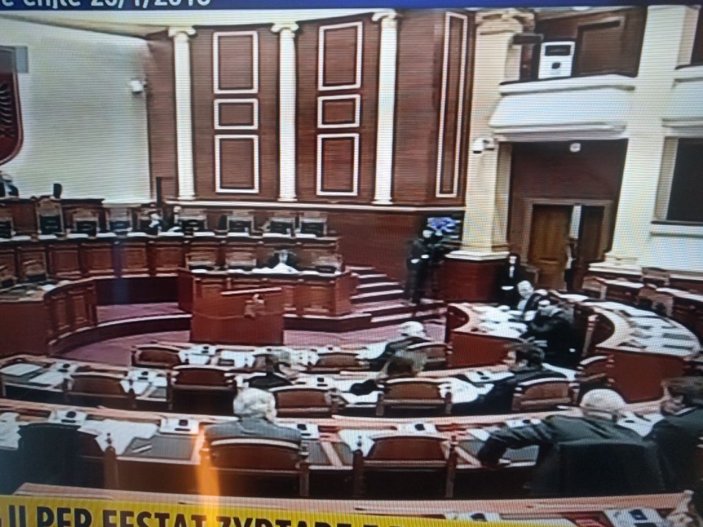 FOTO LAJM/ Ministrat e deputetët socialistë, braktisin Parlamentin