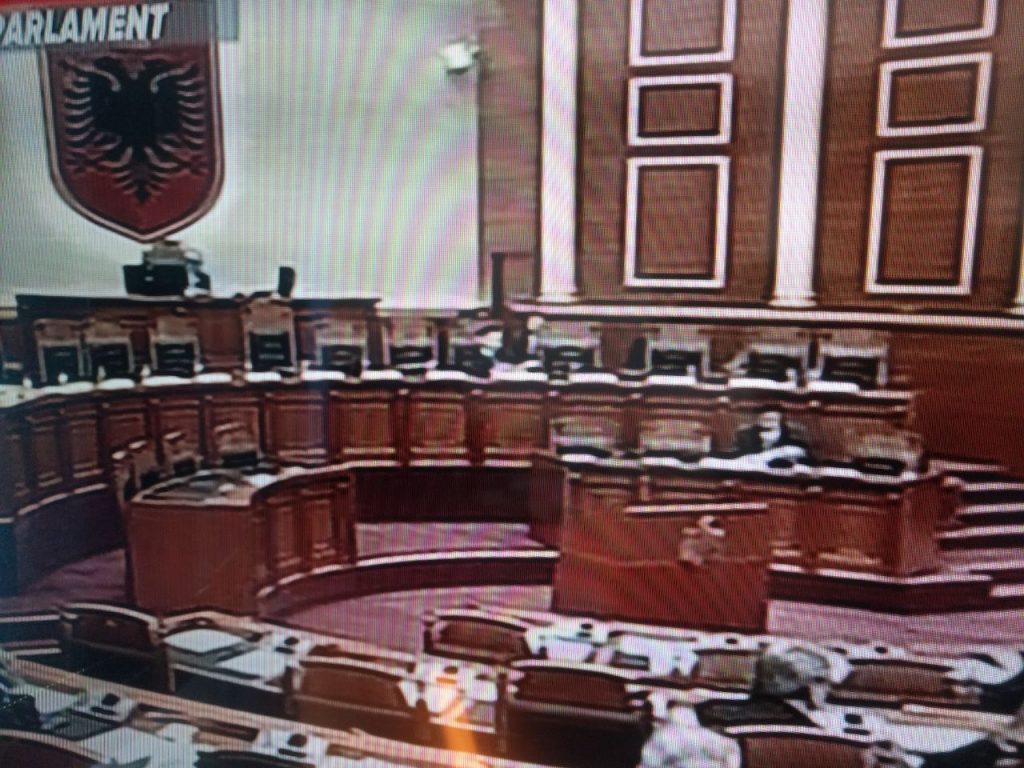 FOTO LAJM/ Ministrat e deputetët socialistë, braktisin Parlamentin