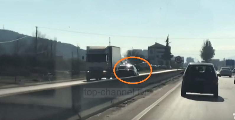 VIDEO/ Shoferi i çmendur i futet autostradës Kavajë – Lushnje në sens të kundërt