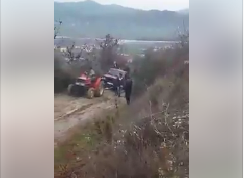 VIDEO/Ndodh edhe kjo në republikën e Ramës, ngel në baltë para se të hysh në varr