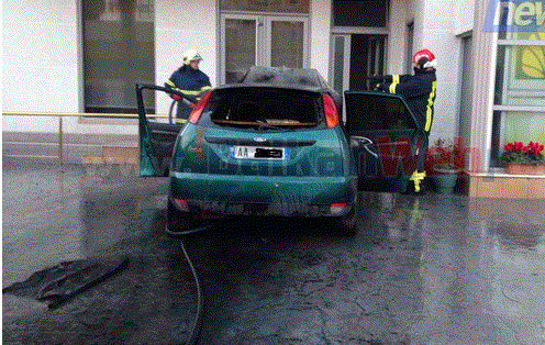 Panik te “Shkëmbi i Kavajës”, makina bëhet shkrumb e hi