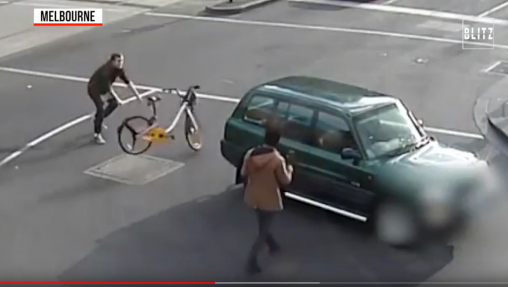 VIDEO/ Sulmi terrorist në Melburn, ja si 15-vjeçari tentoi të shtypte kalimtarët me makinë