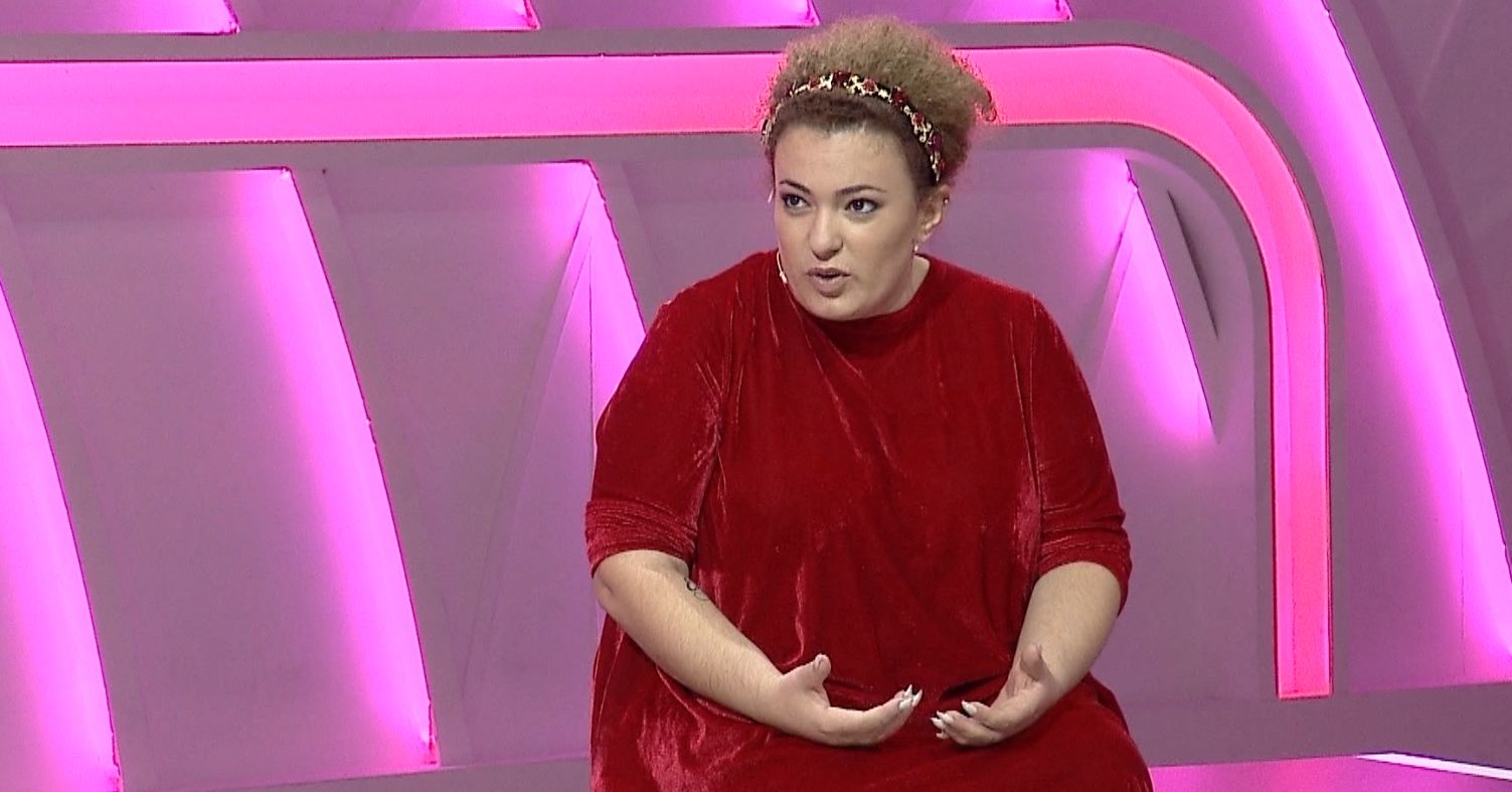 Nëna e divorcuar tregon historinë e saj, “fshati po më mbyt…”