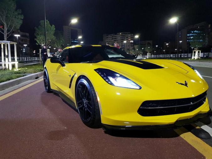 FOTO & VIDEO GALERI/ Të rinjtë “pushtojnë” Bulevardin me makinat luksoze, “tërbojnë” Tiranën në mes të natës