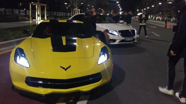 FOTO & VIDEO GALERI/ Të rinjtë “pushtojnë” Bulevardin me makinat luksoze, “tërbojnë” Tiranën në mes të natës