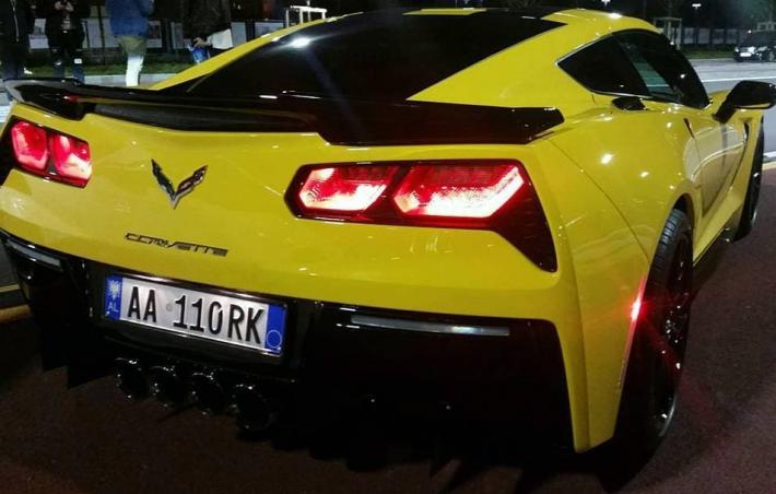 FOTO & VIDEO GALERI/ Të rinjtë “pushtojnë” Bulevardin me makinat luksoze, “tërbojnë” Tiranën në mes të natës