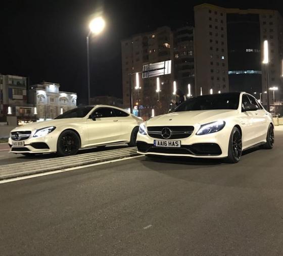 FOTO & VIDEO GALERI/ Të rinjtë “pushtojnë” Bulevardin me makinat luksoze, “tërbojnë” Tiranën në mes të natës