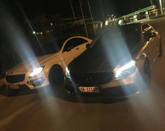 FOTO & VIDEO GALERI/ Të rinjtë “pushtojnë” Bulevardin me makinat luksoze, “tërbojnë” Tiranën në mes të natës