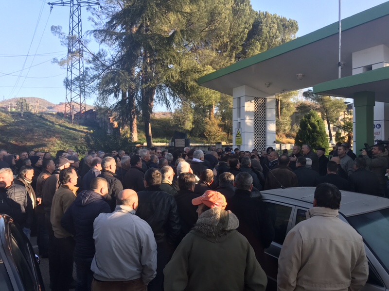 Naftëtarët nga sot me “statusin e të papunit”, e kuptojnë më në fund që qeveria u tall