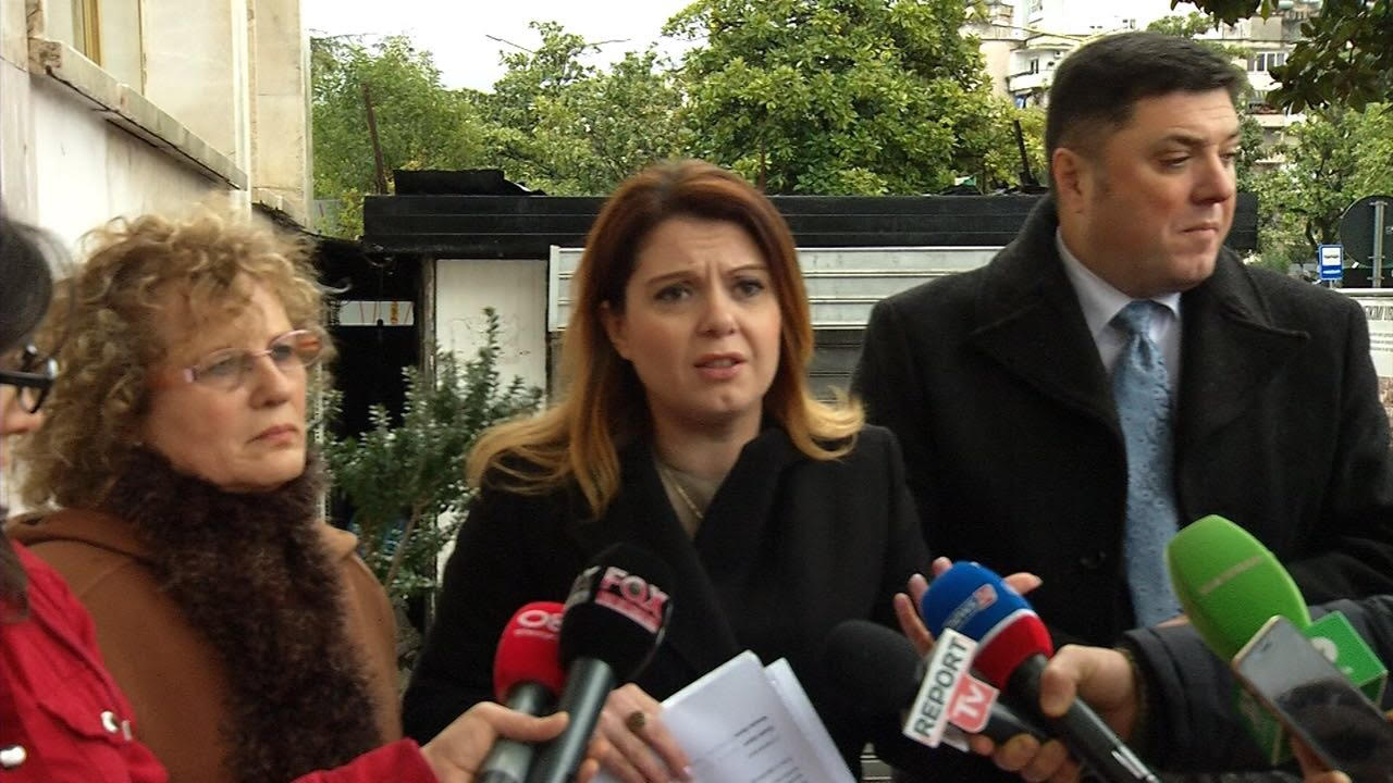 Veliaj dëbon pronarët e truallit të Pallatit të Kulturës, shisnin libra tek kioska