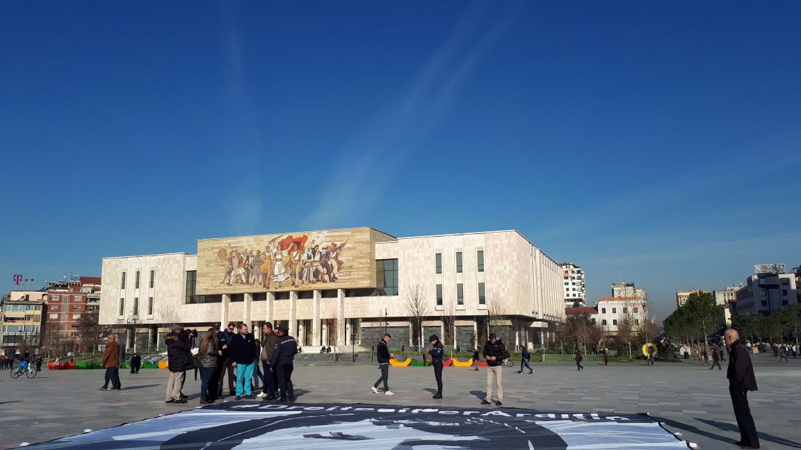 FOTO LAJM/ Edhe Policët bashkiakë në protestë, për “të ruajtur” lali Erin nga Ardit Gjoklaj