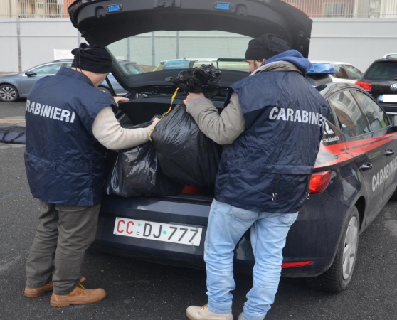 Livorno, policia shkaterroi banden shqiptare te ‘qeseve te plehrave’