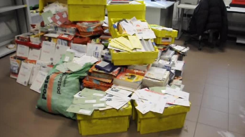 Postierit dembel i gjenden në shtëpi 6 kuintalë letra të pa dorëzuara